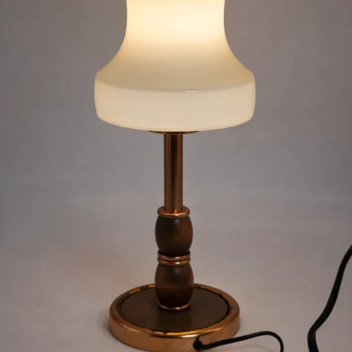 Lampka stołowa vintage z mlecznym kloszem mosiądz i drewno styl klasyczny