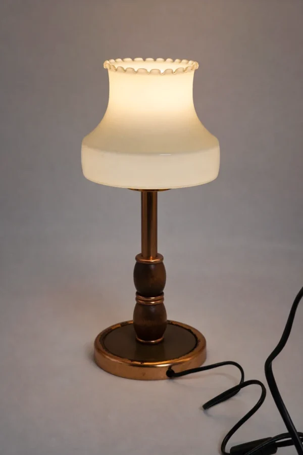 Lampka stołowa vintage z mlecznym kloszem mosiądz i drewno styl klasyczny