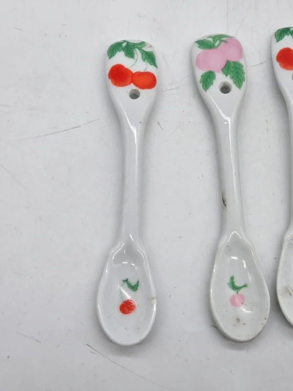 Zestaw 4 ceramicznych łyżeczek dekoracyjnych owoce 13 cm