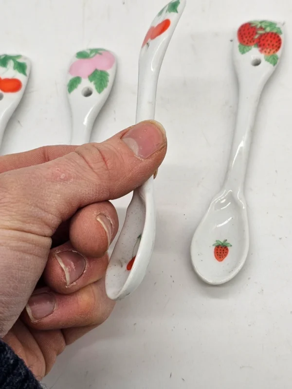 Zestaw 4 ceramicznych łyżeczek dekoracyjnych owoce 13 cm