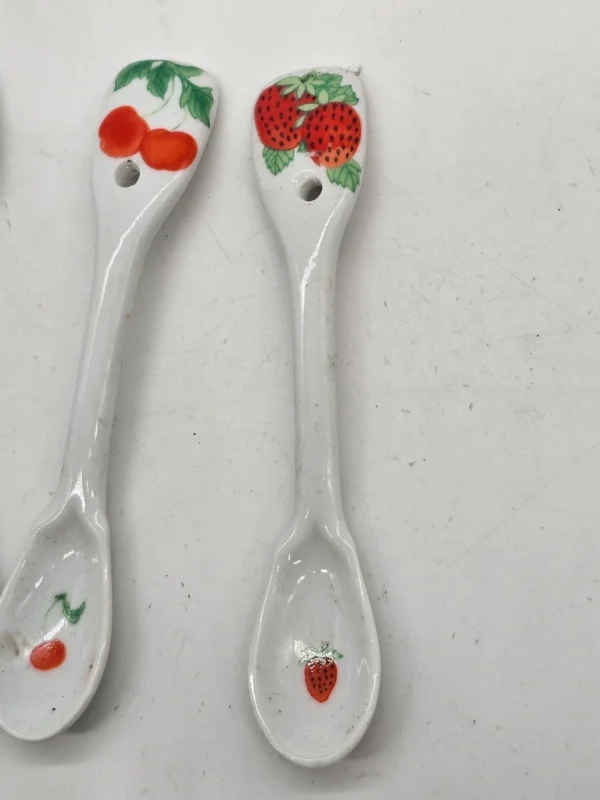 Zestaw 4 ceramicznych łyżeczek dekoracyjnych owoce 13 cm