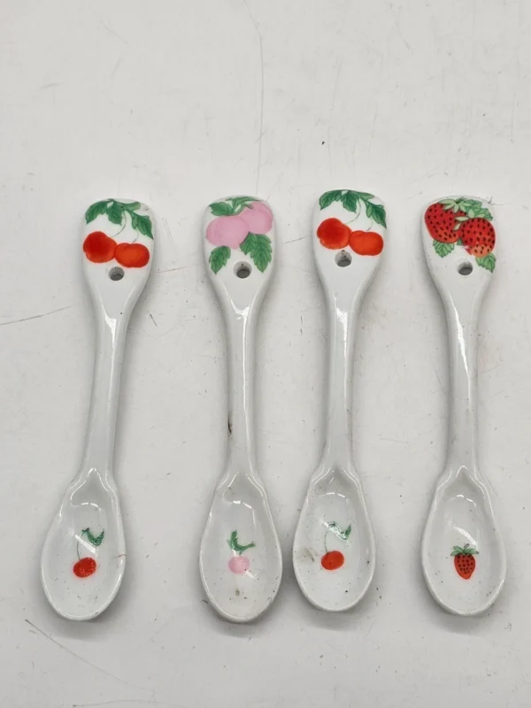 Zestaw 4 ceramicznych łyżeczek dekoracyjnych owoce 13 cm