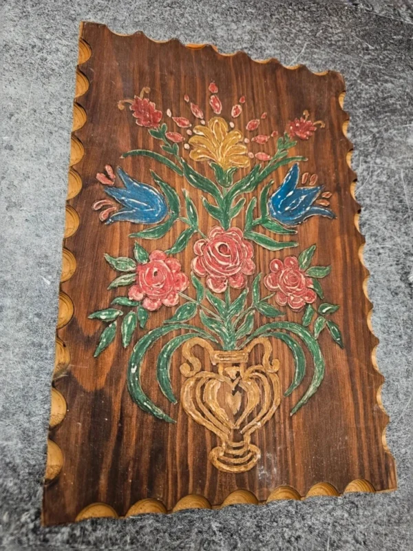 Ręcznie malowana deska dekoracyjna motyw Ludowy wazon Z kwiatami drewno 21x32 cm