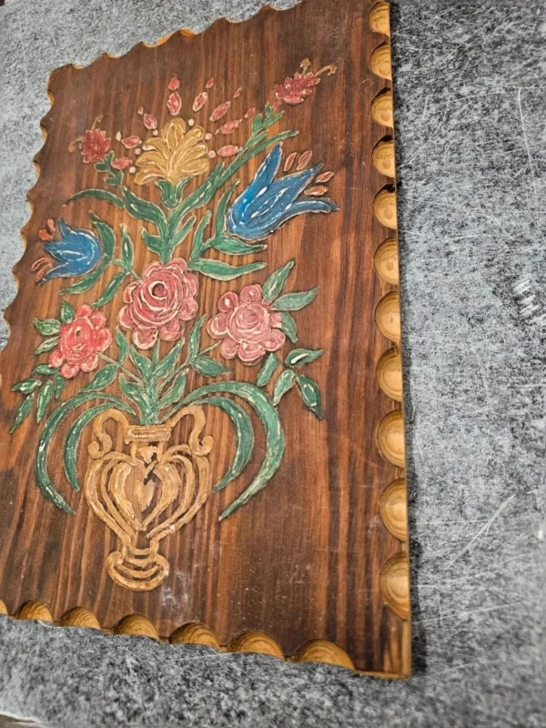 Ręcznie malowana deska dekoracyjna motyw Ludowy wazon Z kwiatami drewno 21x32 cm