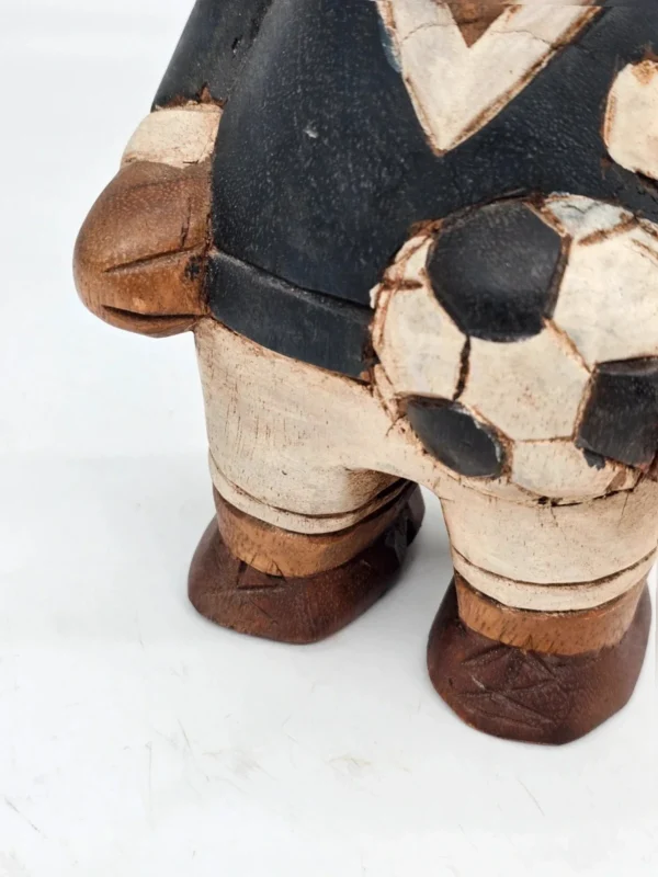 Drewniana figurka miś piłkarz z 1946 roku Ręcznie Rzeźbiona 25 cm