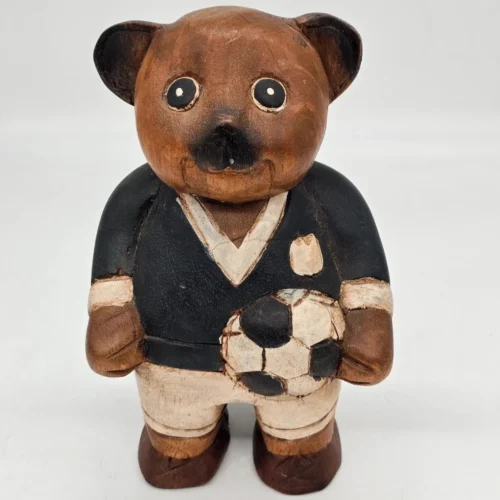 Drewniana figurka miś piłkarz z 1946 roku Ręcznie Rzeźbiona 25 cm