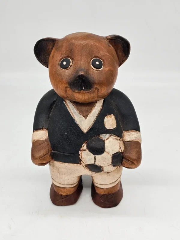 Drewniana figurka miś piłkarz z 1946 roku Ręcznie Rzeźbiona 25 cm