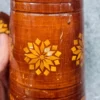 Drewniana szkatułka dekorowana muszlami, 9×6×7 cm, Drobne braki