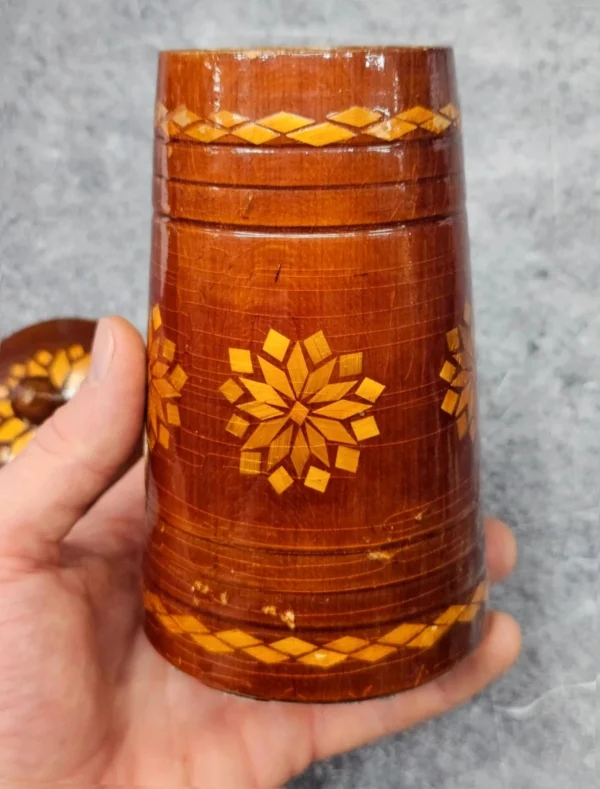 Drewniana szkatułka dekorowana muszlami, 9×6×7 cm, Drobne braki
