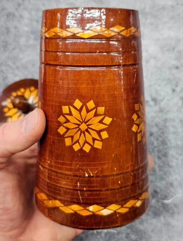 Drewniana szkatułka dekorowana muszlami, 9×6×7 cm, Drobne braki