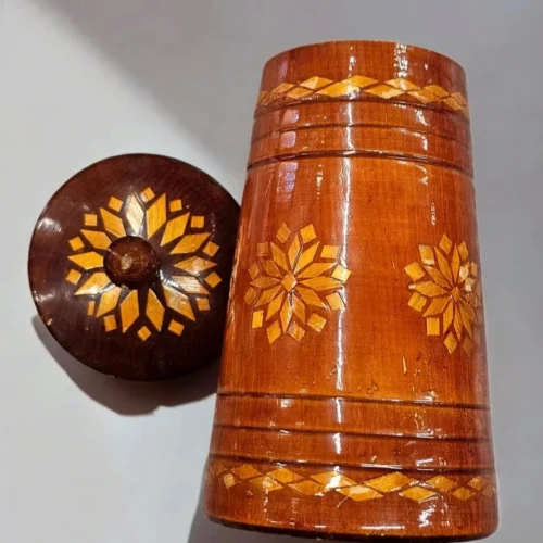 Drewniana szkatułka dekorowana muszlami, 9×6×7 cm, Drobne braki