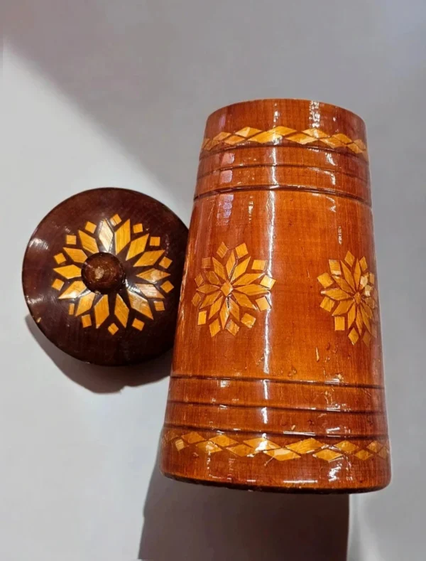 Drewniana szkatułka dekorowana muszlami, 9×6×7 cm, Drobne braki