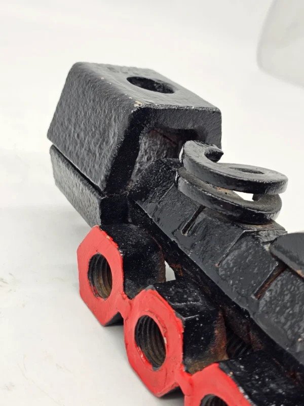 Metalowa figurka lokomotywy ciężka industrialna rzeźba 21 cm