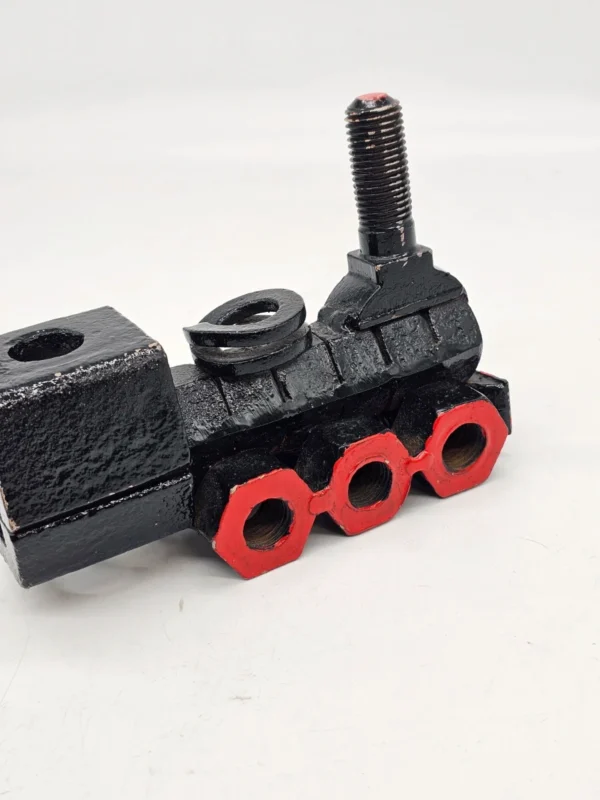 Metalowa figurka lokomotywy ciężka industrialna rzeźba 21 cm