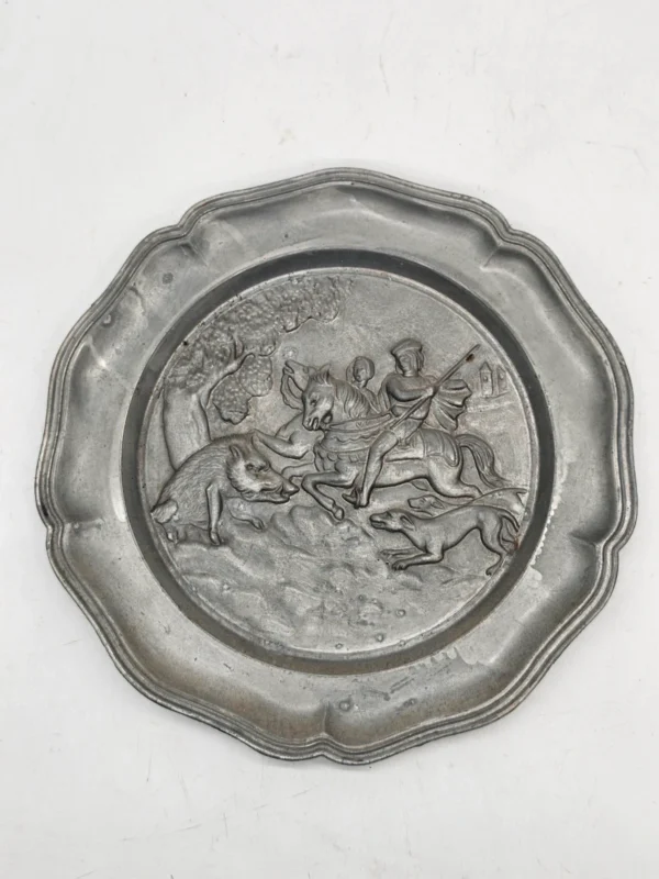 Stara patera myśliwska 22 cm relief jeździec dzik pies metal sygnowana