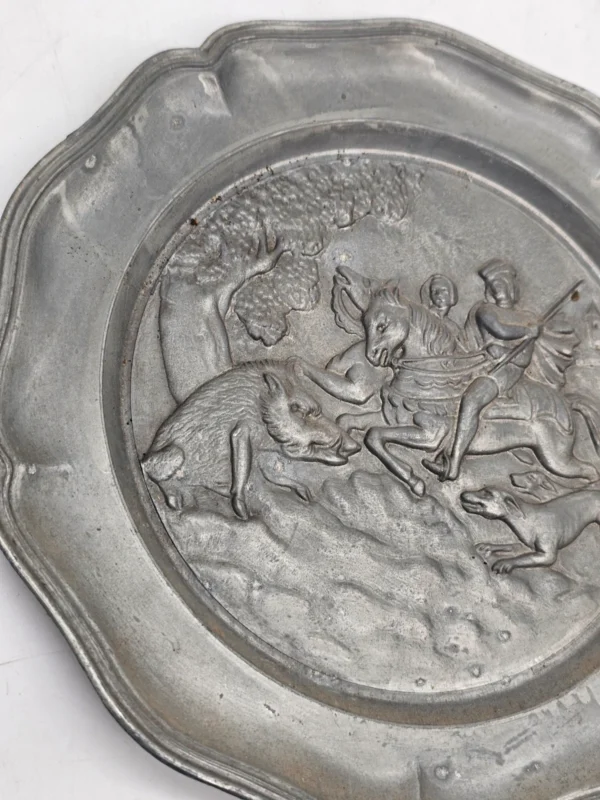Stara patera myśliwska 22 cm relief jeździec dzik pies metal sygnowana