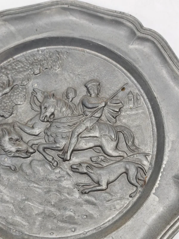 Stara patera myśliwska 22 cm relief jeździec dzik pies metal sygnowana