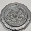 Stara patera myśliwska 22 cm relief jeździec dzik pies metal sygnowana