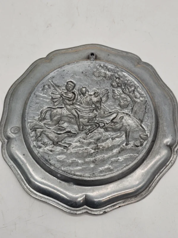 Stara patera myśliwska 22 cm relief jeździec dzik pies metal sygnowana