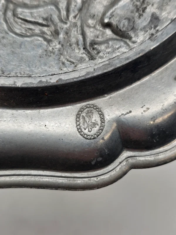 Stara patera myśliwska 22 cm relief jeździec dzik pies metal sygnowana