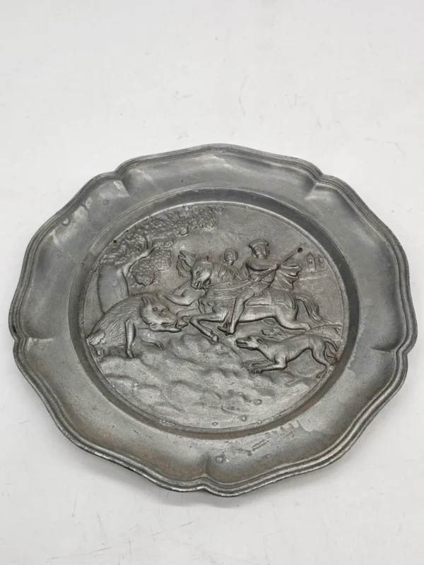 Stara patera myśliwska 22 cm relief jeździec dzik pies metal sygnowana