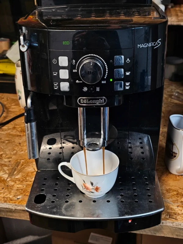 Ekspres automatyczny DeLonghi Magnifica S ECAM 21.116.B na ziarna 15 bar
