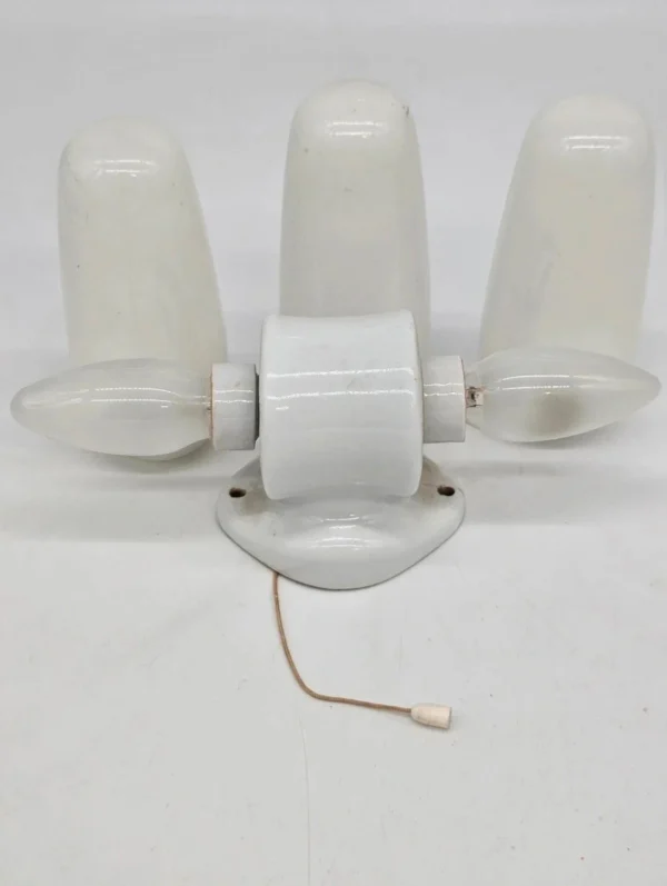 Lampa ścienna retro w Stylu Bauhaus – projekt przypisywany Wilhelmowi Wagenfeldowi, lata 60.