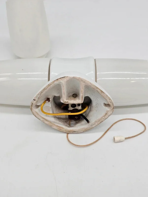 Lampa ścienna retro w Stylu Bauhaus – projekt przypisywany Wilhelmowi Wagenfeldowi, lata 60.