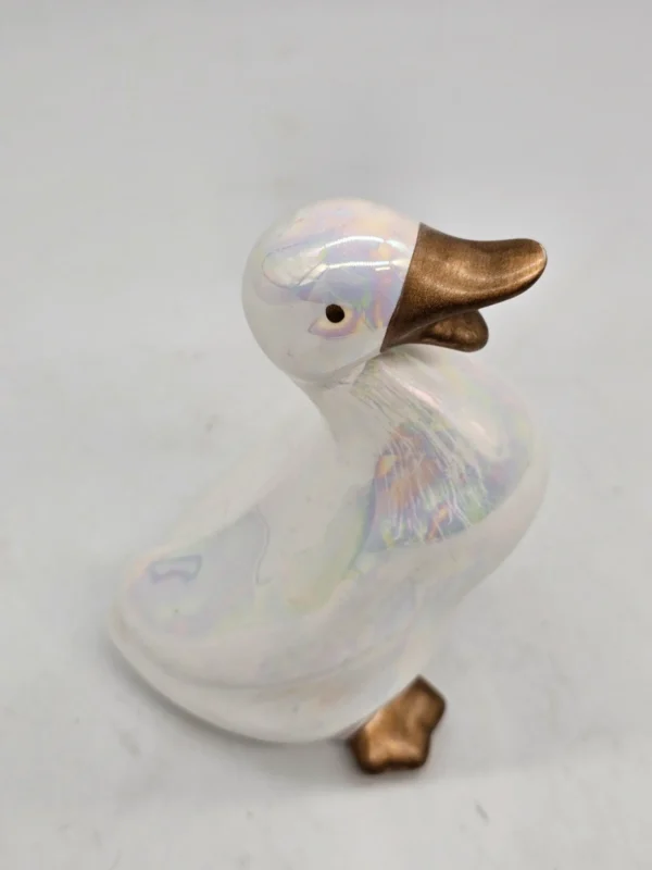 Opalizowana figurka gęsi ceramiczna 17 cm złote akcenty