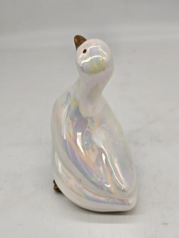 Opalizowana figurka gęsi ceramiczna 17 cm złote akcenty
