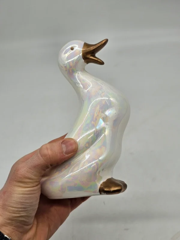 Opalizowana figurka gęsi ceramiczna 17 cm złote akcenty