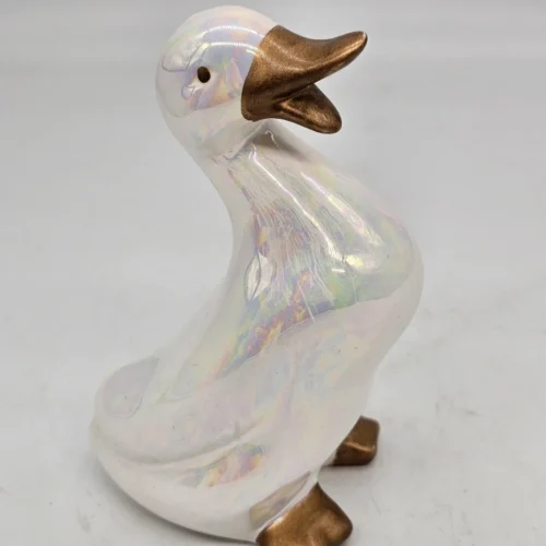 Opalizowana figurka gęsi ceramiczna 17 cm złote akcenty