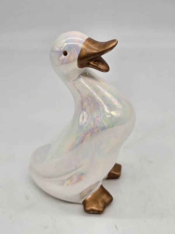 Opalizowana figurka gęsi ceramiczna 17 cm złote akcenty