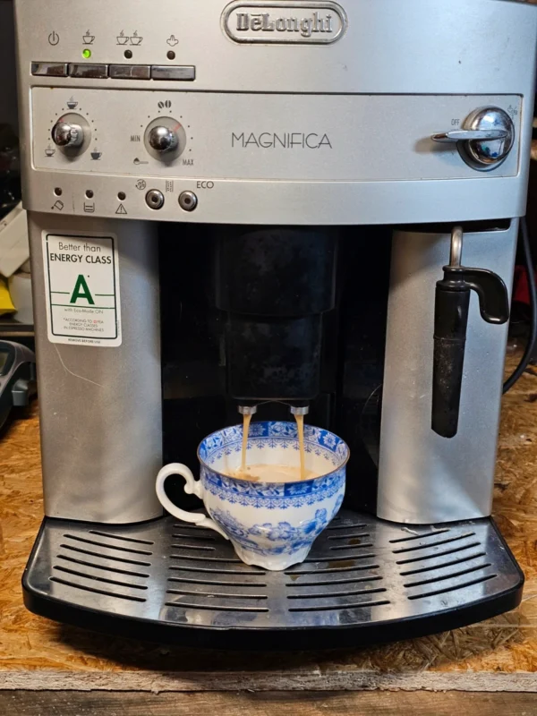 DeLonghi Magnifica ESAM3200 S automatyczny ekspres do kawy 15 bar
