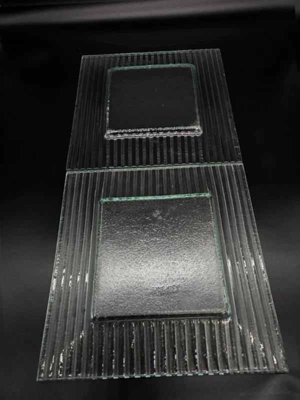Szklane talerze kwadratowe 31x31 cm – komplet 2 sztuki, Delikatnie zielone szkło strukturalne
