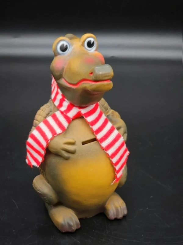 Skarbonka Krokodyl z szalikiem – vintage, Beloplast 1985, 24 cm