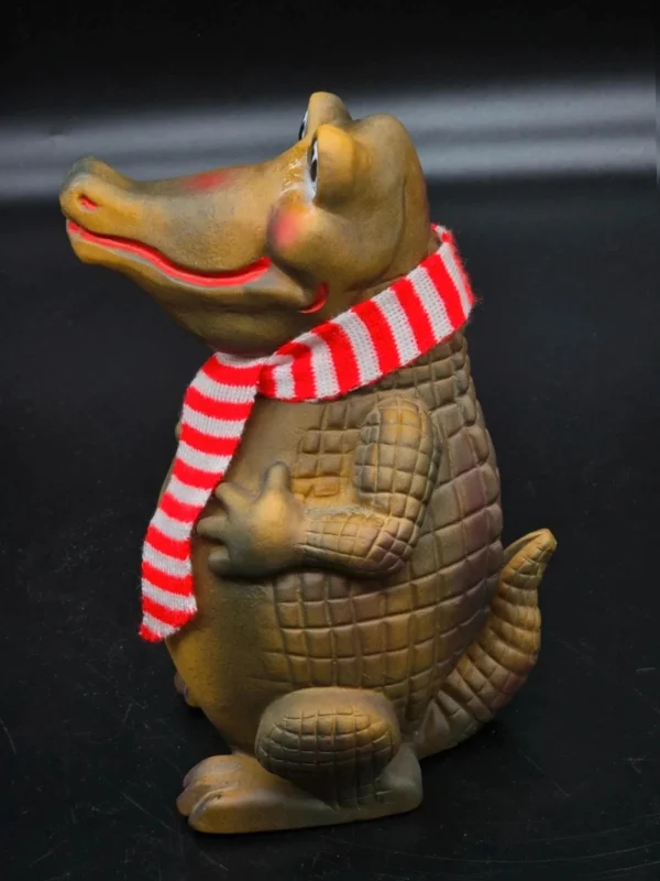 Skarbonka Krokodyl z szalikiem – vintage, Beloplast 1985, 24 cm