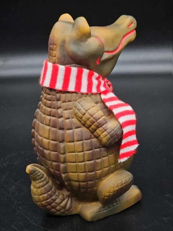 Skarbonka Krokodyl z szalikiem – vintage, Beloplast 1985, 24 cm