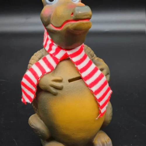 Skarbonka Krokodyl z szalikiem – vintage, Beloplast 1985, 24 cm