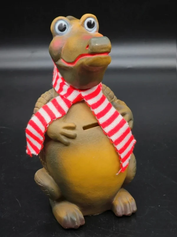 Skarbonka Krokodyl z szalikiem – vintage, Beloplast 1985, 24 cm