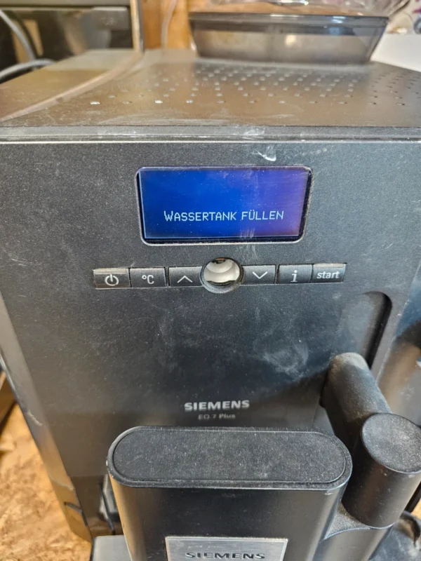 Siemens EQ.7 Plus M -series ekspres automatyczny do kawy uszkodzony na części lub do naprawy