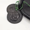 Czarny świecznik ceramiczny rękodzieło 20 cm z uchwytem i medalionami