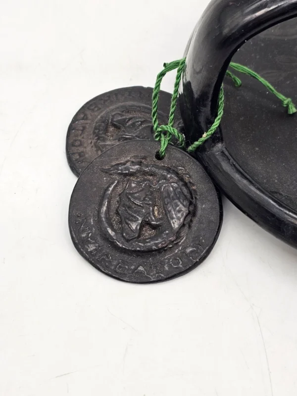 Czarny świecznik ceramiczny rękodzieło 20 cm z uchwytem i medalionami