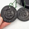 Czarny świecznik ceramiczny rękodzieło 20 cm z uchwytem i medalionami