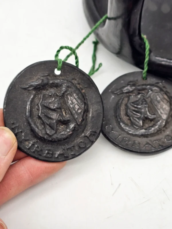 Czarny świecznik ceramiczny rękodzieło 20 cm z uchwytem i medalionami
