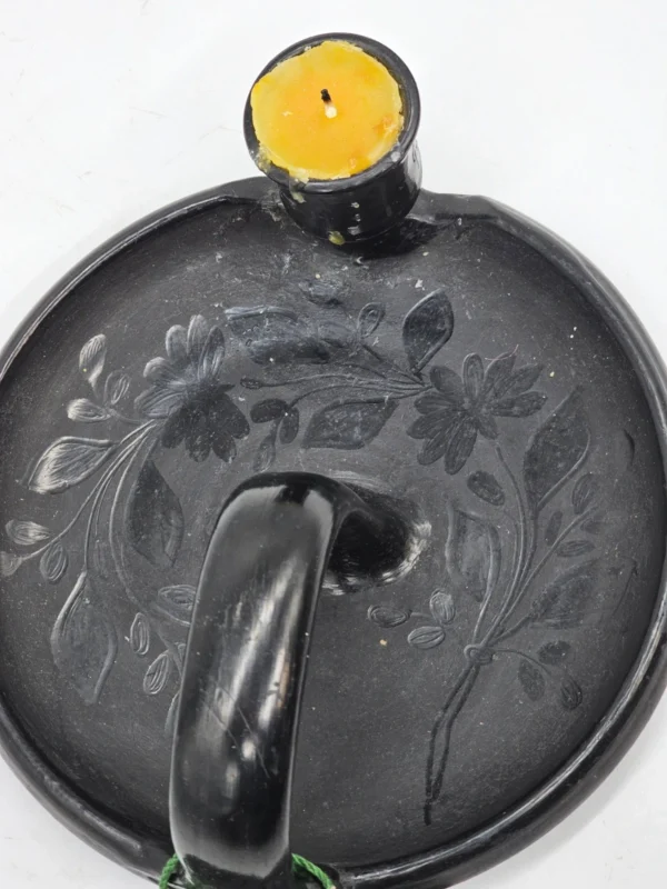 Czarny świecznik ceramiczny rękodzieło 20 cm z uchwytem i medalionami