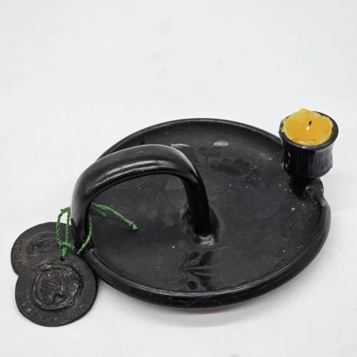 Czarny świecznik ceramiczny rękodzieło 20 cm z uchwytem i medalionami