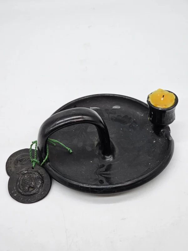 Czarny świecznik ceramiczny rękodzieło 20 cm z uchwytem i medalionami