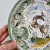 Talerz ścienny ręcznie malowany jeleń podpis Max Higgl 23,5 cm