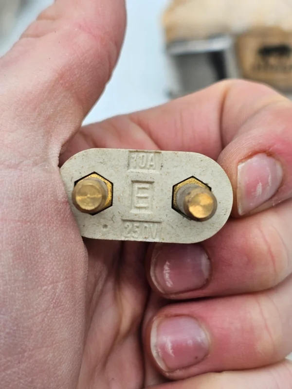Zestaw starych elementów wtyczek/urządzeniowych z ceramicznym izolatorem (oznaczenia 10A 250V)